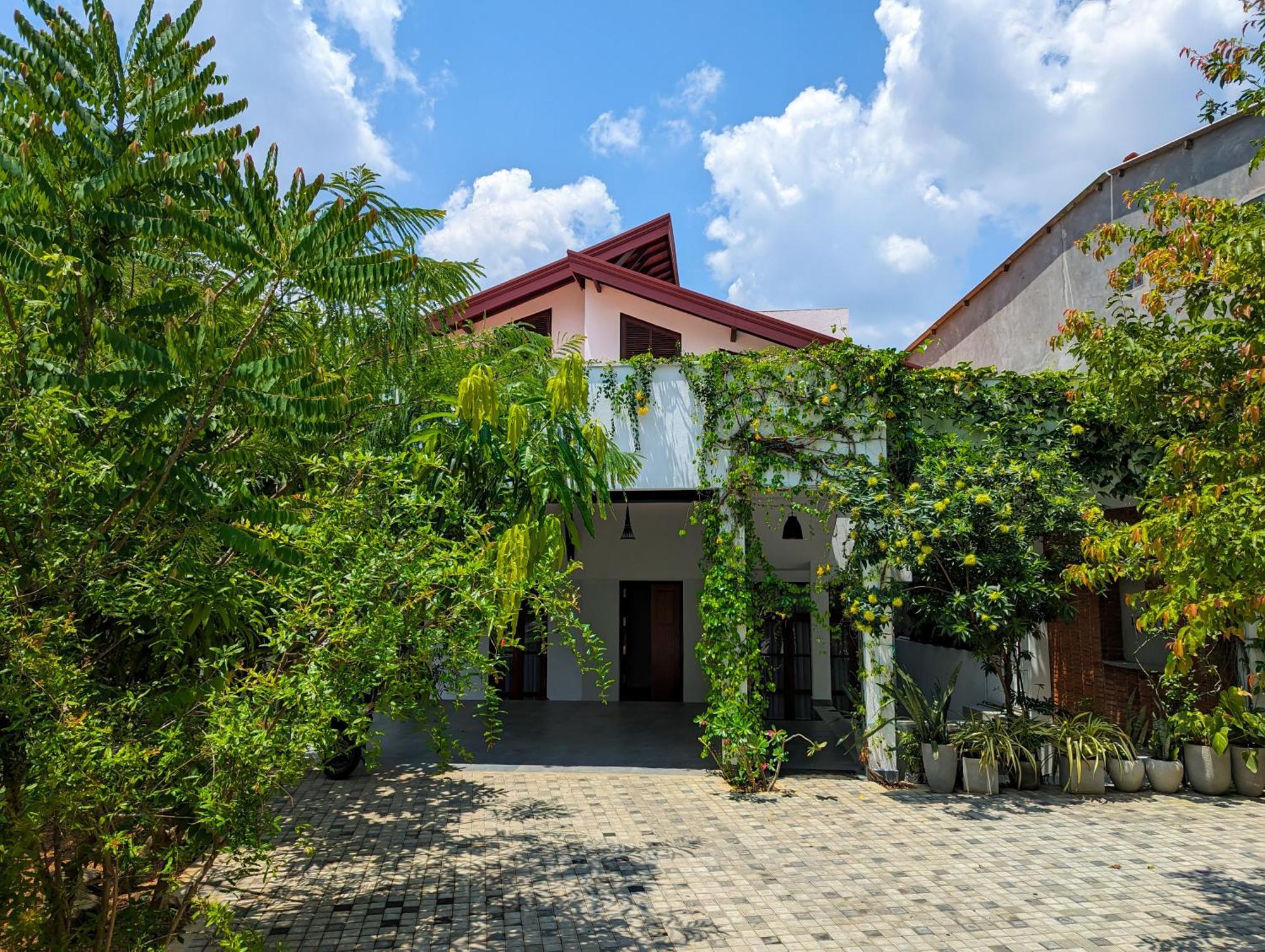 Hotel Livin Lush Luxury Retreat Anuradhapura Esterno foto